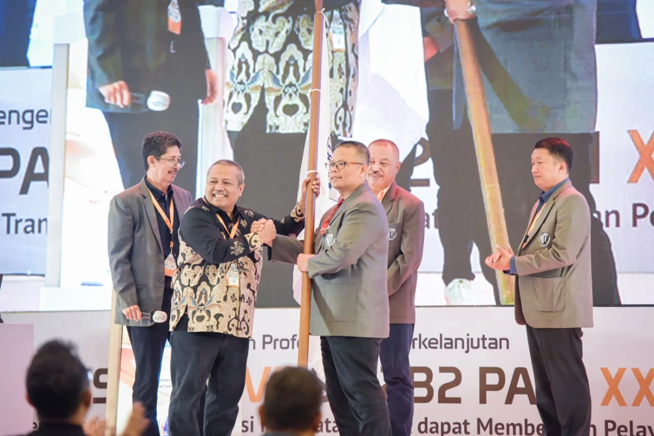 Foto serah terima Ketua Lama dan Ketua Baru PABI Masa Bakti 2025-2028